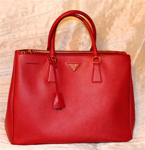 borsa prada p d in vernice forata|Borse Prada in Vernice Rosso .